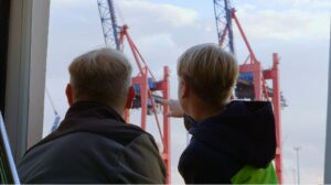 Glücklicher-Kunde-Kind-zeigt-Vater-dein-Container-Terminal-barkassen-centrale-ehlers-hafenrundfahrten-hamburg