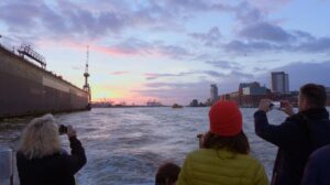 Sonnenuntergang-auf-der-elbe-vom-Schiff-barkassen-centrale-ehlers-hafenrundfahrten-hamburg