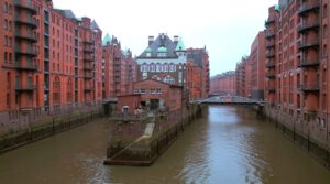 sehenswürdigkeit-speicherstadt-wasserschloss-centrale-ehlers-hafenrundfahrten-hamburg