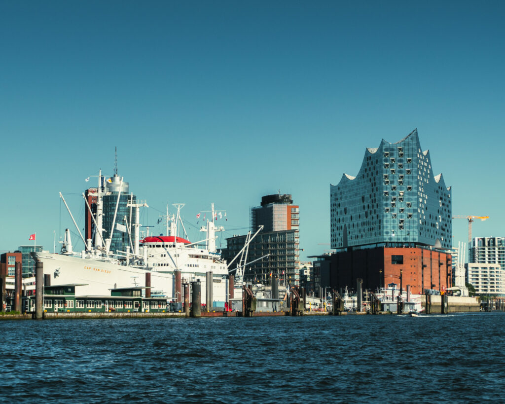 hafenrundfahrt-hamburg-elbphilharmonie-in-hamburg-barkassen-ehlers-hamburg-01