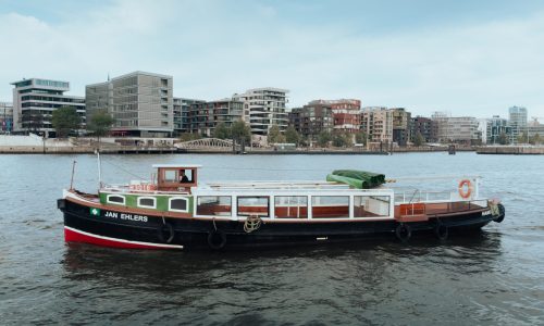 barkasse-jan-ehlers-schiffsansicht-hafencity-barkassen-centrale-ehlers-hafenrundfahrten-hamburg